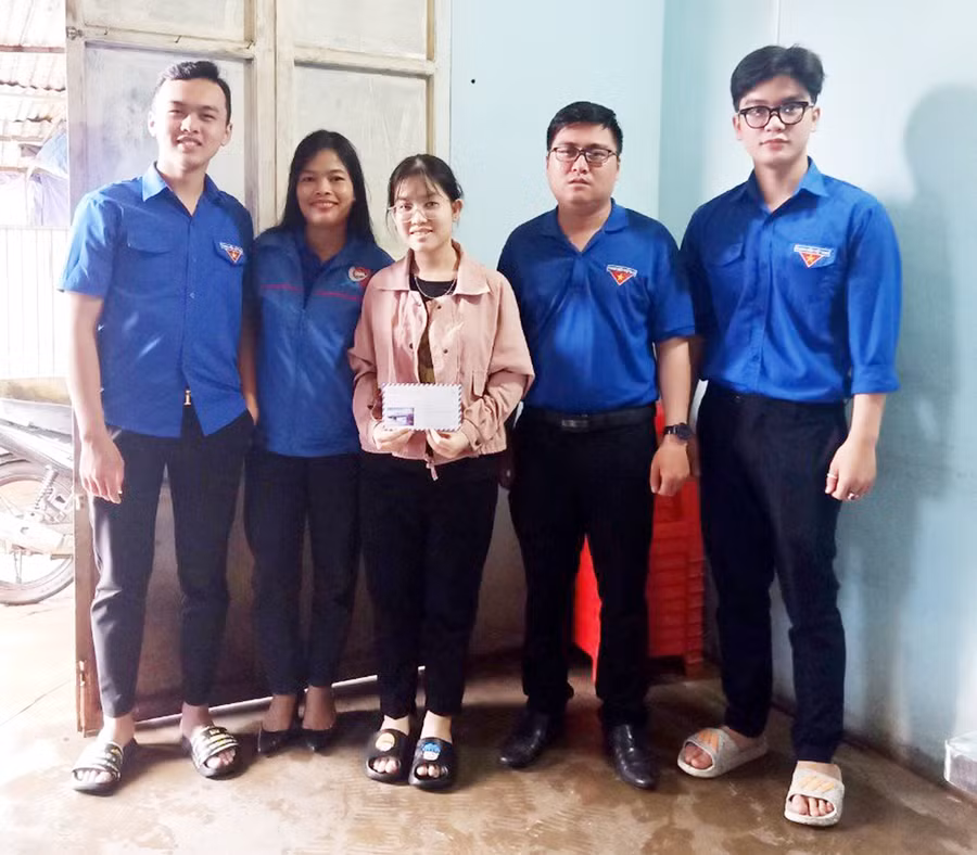 Thành Đoàn Pleiku tặng quà cho em Lê Thị Ngọc Ánh (ở giữa; lớp 12A6, Trường THPT Hoàng Hoa Thám). Ảnh: Phan Lài