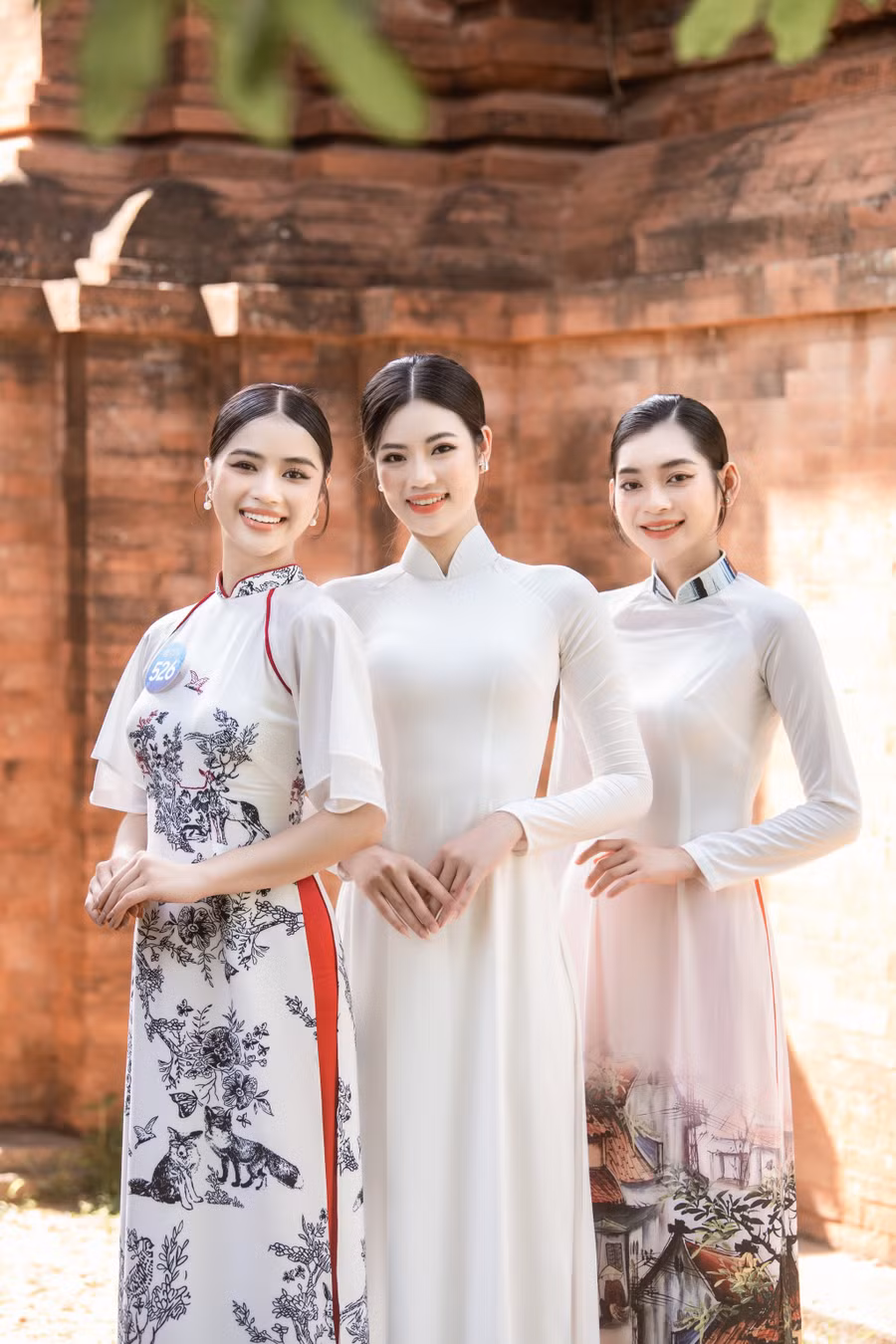 Thí sinh Hoa hậu Thế giới Việt Nam 2022 nền nã trong áo dài ngày hội ngộ tại Bình Định. Ảnh: S.V