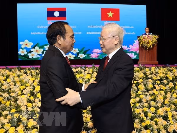  Tổng Bí thư Nguyễn Phú Trọng và ông Bounthong Chitmany, Ủy viên Bộ Chính trị, Thường trực Ban Bí thư, Phó Chủ tịch nước Lào tại Lễ kỷ niệm. (Ảnh: Trí Dũng/TTXVN)