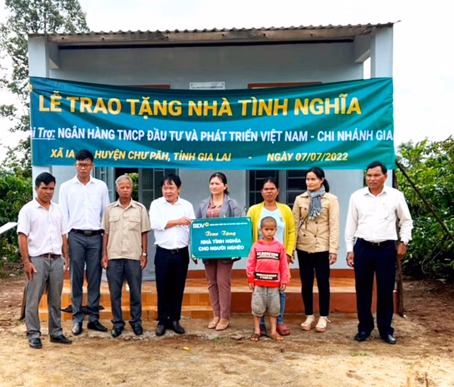  Bàn giao nhà ở cho gia đình bà Rơ Châm Dôl, làng Mrông Yố 1, xã Ia Ka, huyện Chư Păh. Ảnh: Đinh Yến