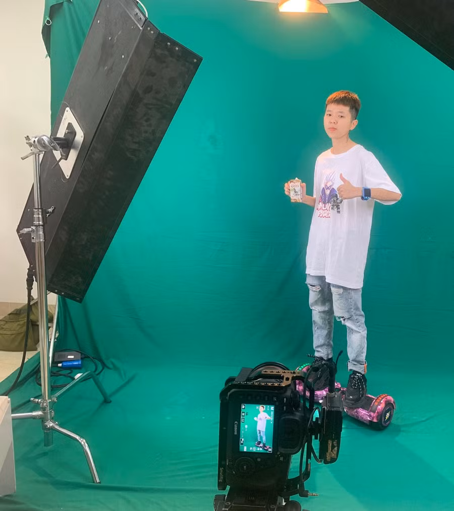 Bạn trẻ sản xuất nội dung YouTube cho trẻ em. Ảnh: NVCC Bạn trẻ sản xuất nội dung YouTube cho trẻ em. Ảnh: NVCC