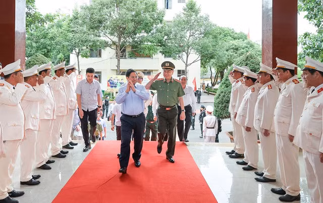 Cùng đi với Thủ tướng Chính phủ có Đại tướng Tô Lâm, Ủy viên Bộ Chính trị, Bộ trưởng Bộ Công an - Ảnh: VGP/Nhật Bắc