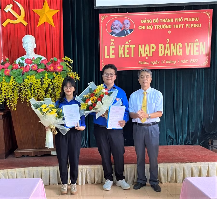 Hai em học sinh được kết nạp Đảng. Ảnh: Hà Đức Thành