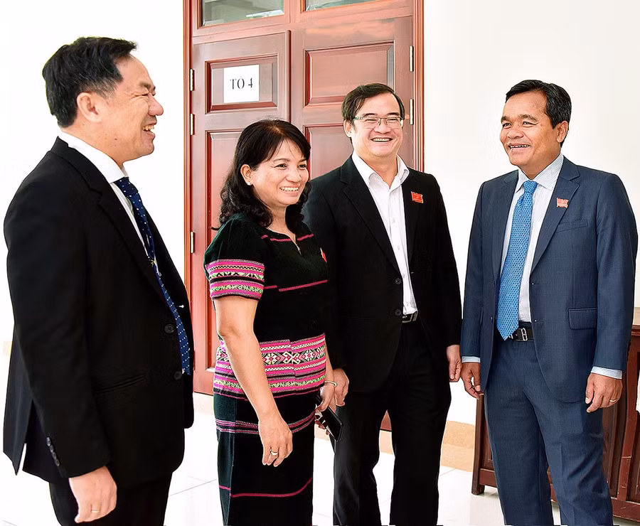 Ủy viên Ban Chấp hành Trung ương Đảng, Bí thư Tỉnh ủy, Chủ tịch HĐND tỉnh Hồ Văn Niên (bìa phải) trao đổi với các đại biểu bên lề kỳ họp thứ 6 HĐND tỉnh khóa XII (nhiệm kỳ 2021-2026). Ảnh: Đức Thụy