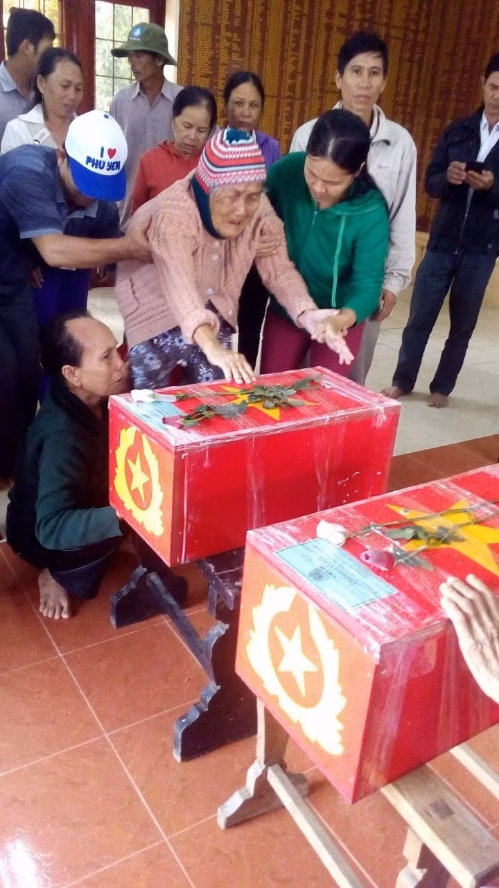 Mẹ liệt sĩ nghẹn ngào khi nhận hài cốt của con. Ảnh: Nhân vật cung cấp