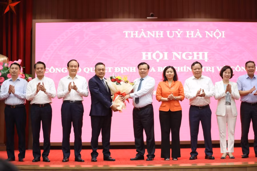  Thường trực Thành ủy Hà Nội chúc mừng ông Trần Sỹ Thanh