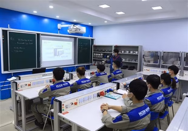  Giờ học của sinh viên lớp Điện công nghiệp (Trường Cao đẳng Cơ điện Hà Nội). (Ảnh: Hoàng Hiếu/TTXVN)