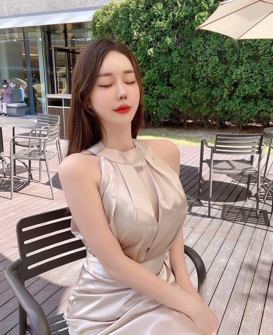  Những mẫu váy lụa satin cổ yếm có những đường xếp nếp gọn gàng với màu sắc trung tính như: Beige, trắng ngà, kem sữa… giúp nàng thêm phần mặn mà, đằm thắm.