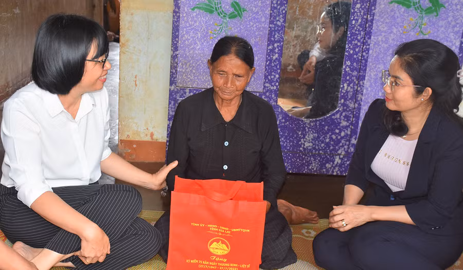 Phó Chủ tịch UBND tỉnh Nguyễn Thị Thanh Lịch (bìa trái) thăm hỏi gia đình bà Rơ Ma Binh (thân nhân liệt sĩ, làng Luh Rưng, xã Ia Hrú). Ảnh: Trần Dung Phó Chủ tịch UBND tỉnh Nguyễn Thị Thanh Lịch và đoàn công tác thăm hỏi gia đình bà Rơ Ma Binh (thân nhân liệt sĩ, làng Luh Rưng, xã Ia Hrú). Ảnh: Trần Dung