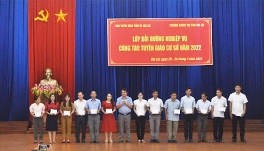  Phó Trưởng ban Tuyên giáo Tỉnh ủy Tống Thới Mốc (thứ 7 từ trái sang) trao chứng chỉ cho các học viên
