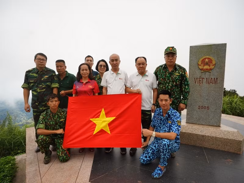  Cờ Tổ quốc ở cực Tây. Ảnh: Độc Lập