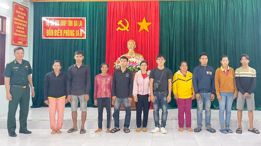  Đồn Biên phòng Ia O bàn giao 5 nạn nhân bị lừa đảo qua Campuchia làm việc. Ảnh: Hoành Sơn