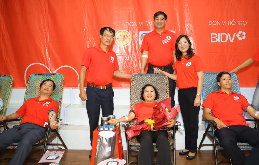 ãnh đạo HĐND tỉnh, Ủy ban MTTQ Việt Nam tỉnh và Báo Gia Lai tham gia hiến máu tại Ngày hội “Giọt hồng Cao nguyên”.