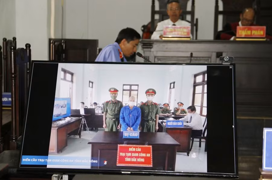Bị cáo Lý Văn Sanh tại điểm cầu Trại tam giam Công an tỉnh Đak Nông. Ảnh: Báo Đak Nông
