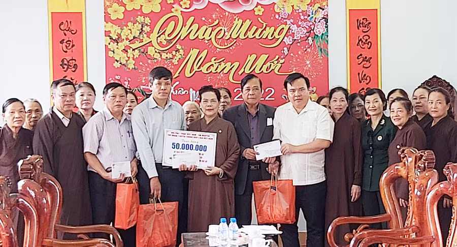  Đại diện lãnh đạo các đơn vị tiếp nhận tiền trao tặng cho người có công cách mạng. Ảnh: Ngọc Anh