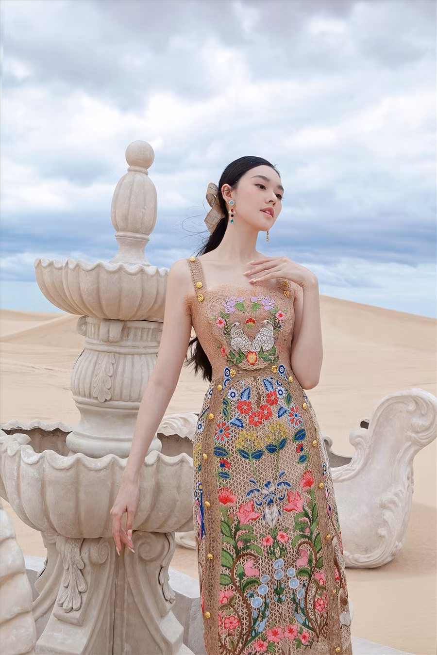 Tường San còn phải chống chịu gió mạnh, cố giữ cho lớp make-up không trôi. Nhờ tinh thần quyết liệt, cô hoàn thành xuất sắc bộ ảnh và thể hiện đúng tinh thần của bộ sưu tập. Bên cạnh đó, mỹ nhân phối hợp nhiệt tình với bạn diễn của mình - người mẫu Thanh Thảo, “bắn” hình liên tục giữa khí trời oi bức của đồi cát.