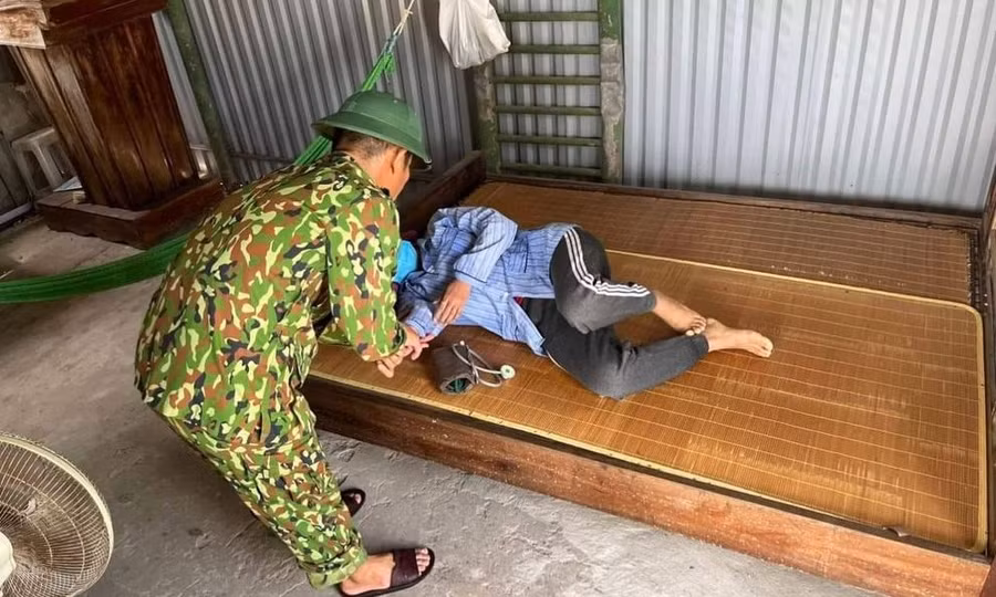 Nạn nhân được thăm khám sức khỏe sau khi đưa vào bờ. Ảnh: CTV/TNO Nạn nhân được thăm khám sức khỏe sau khi đưa vào bờ. Ảnh: CTV/TNO