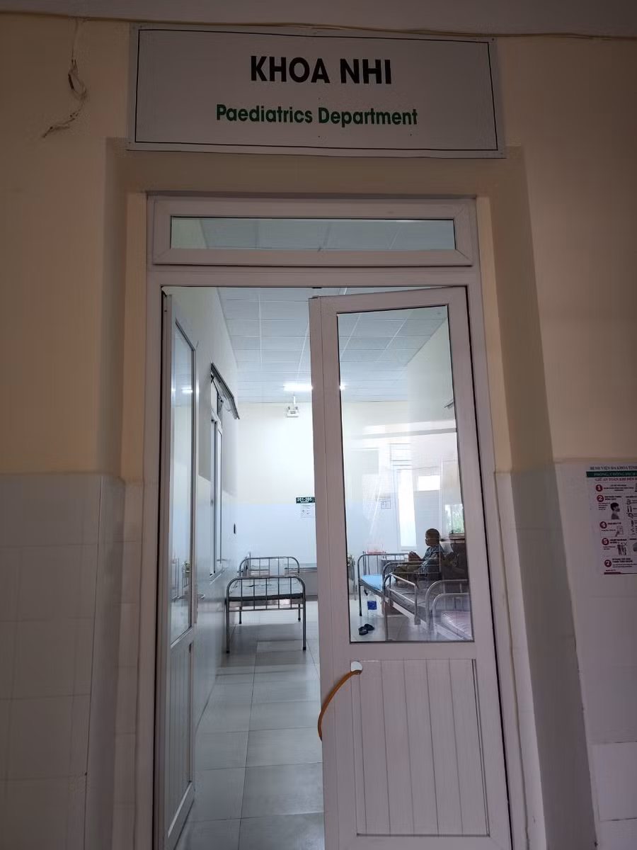  Khoa Nhi, Bệnh viện đa khoa Lâm Đồng đang điều trị bé gái gần 2 tuổi nghi bị bảo mẫu bạo hành. Ảnh: L.V