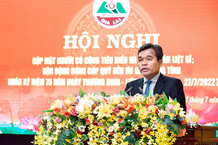 Đồng chí Hồ Văn Niên-Ủy viên Ban Chấp hành Trung ương Đảng, Bí thư Tỉnh ủy, Chủ tịch HĐND tỉnh phát biểu tại hội nghị. Ảnh: Đức Thụy 0 Đồng chí Hồ Văn Niên-Bí thư Tỉnh ủy, Chủ tịch HĐND tỉnh phát biểu tại hội nghị