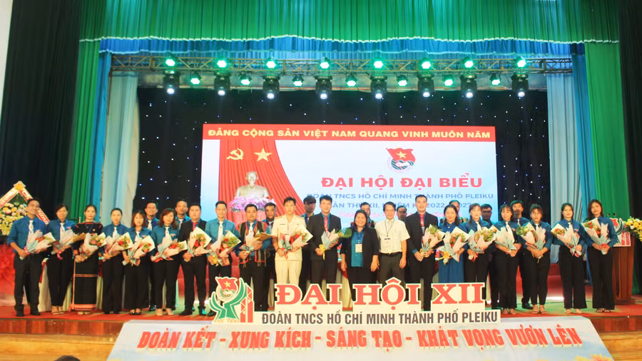 Ban Chấp hành Đoàn TNCS Hồ Chí Minh TP. Pleiku khóa XII ra mắt tại Đại hội. Ảnh: Phan Lài