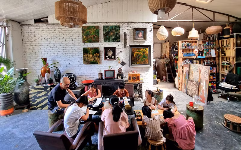  Họa sĩ Tô Ngọc Trang dạy vẽ cho các em nhỏ tại làng nghề sơn mài Hạ Thái.