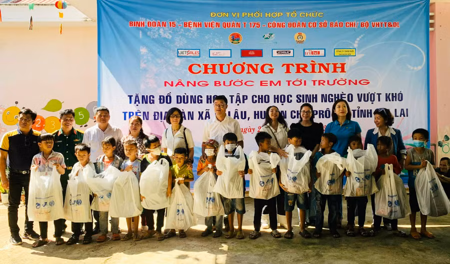 Đoàn đã tặng quà cho các em học giỏi, có hoàn cảnh đặc biệt khó khăn xã Ia Lâu. Ảnh: Hồng Thương