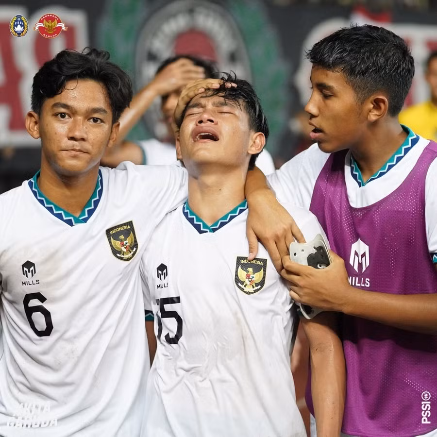  Các cầu thủ U.19 Indonesia thất vọng khi bị loại. Ảnh: PSSI