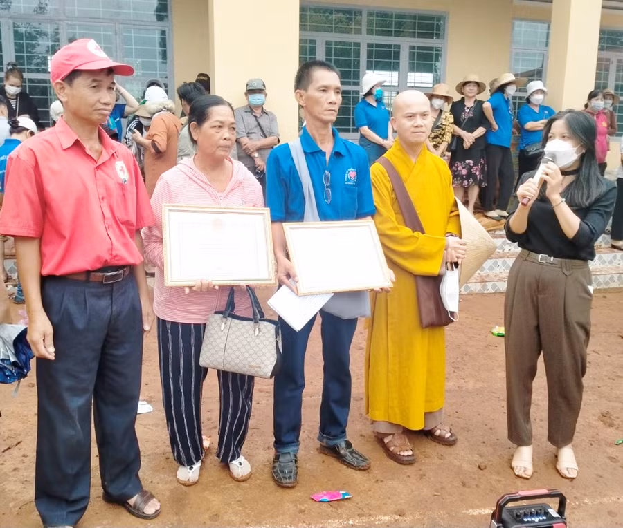 Tặng quà cho đồng bào dân tộc thiểu số nghèo, khó khăn xã Ia Tiêm, huyện Chư Sê. Ảnh: Hồng Ngọc