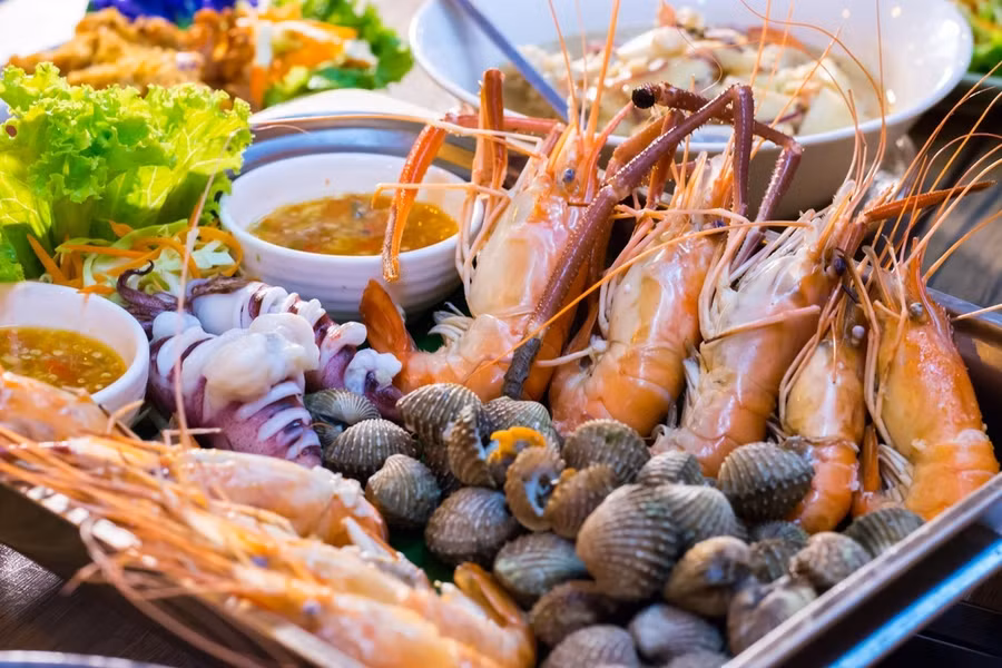  Chế biến hải sản không tốt và hâm nóng nhiều lần sẽ gây phá hủy các cấu trúc protein, tích lũy và sản xuất các chất độc hại ảnh hưởng đến sức khỏe. Ảnh: SHUTTERSTOCK