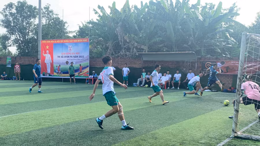 Trận đấu khai mạc diễn ra giữa 2 đội Siêu thị Gia Ninh và Viettel Ayun Pa. Ảnh: Vũ Chi