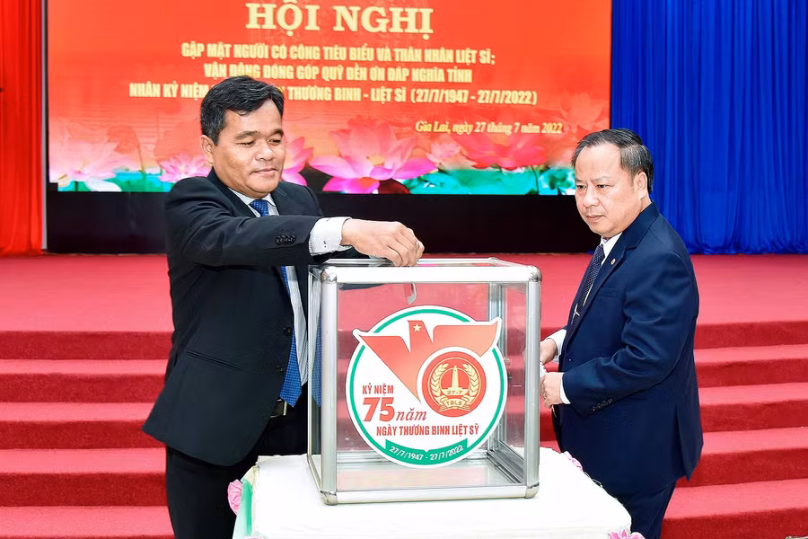 Bí thư Tỉnh ủy Hồ Văn Niên (bìa trái) và Phó Bí thư Thường trực Tỉnh ủy Châu Ngọc Tuấn ủng hộ Quỹ Đền ơn đáp nghĩa tỉnh năm 2022. Ảnh: Đức Thụy 2 Bí thư Tỉnh ủy Hồ Văn Niên và Phó Bí thư Thường trực Tỉnh ủy Châu Ngọc Tuấn ủng hộ Quỹ Đền ơn đáp nghĩa năm 2022