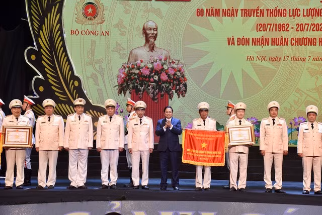 Lực lượng Cảnh sát nhân dân được đón nhận Huân chương Hồ Chí Minh - Ảnh: VGP/Nhật Bắc Lực lượng Cảnh sát nhân dân được đón nhận Huân chương Hồ Chí Minh - Ảnh: VGP/Nhật Bắc