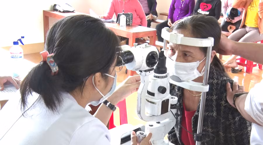  Bệnh viện Mắt Quốc tế Sài Gòn-Gia Lai khám mắt cho người cao tuổi xã Ia Krêl, huyện Đức Cơ. Ảnh: Đinh Yến