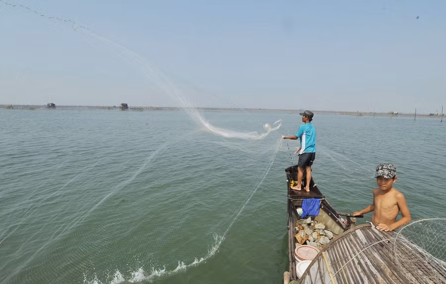 Quăng chài, lối đánh bắt ngoạn mục, truyền đời của người thủy diện (cách gọi khác là dân vạn đò) trên phá Tam Giang
