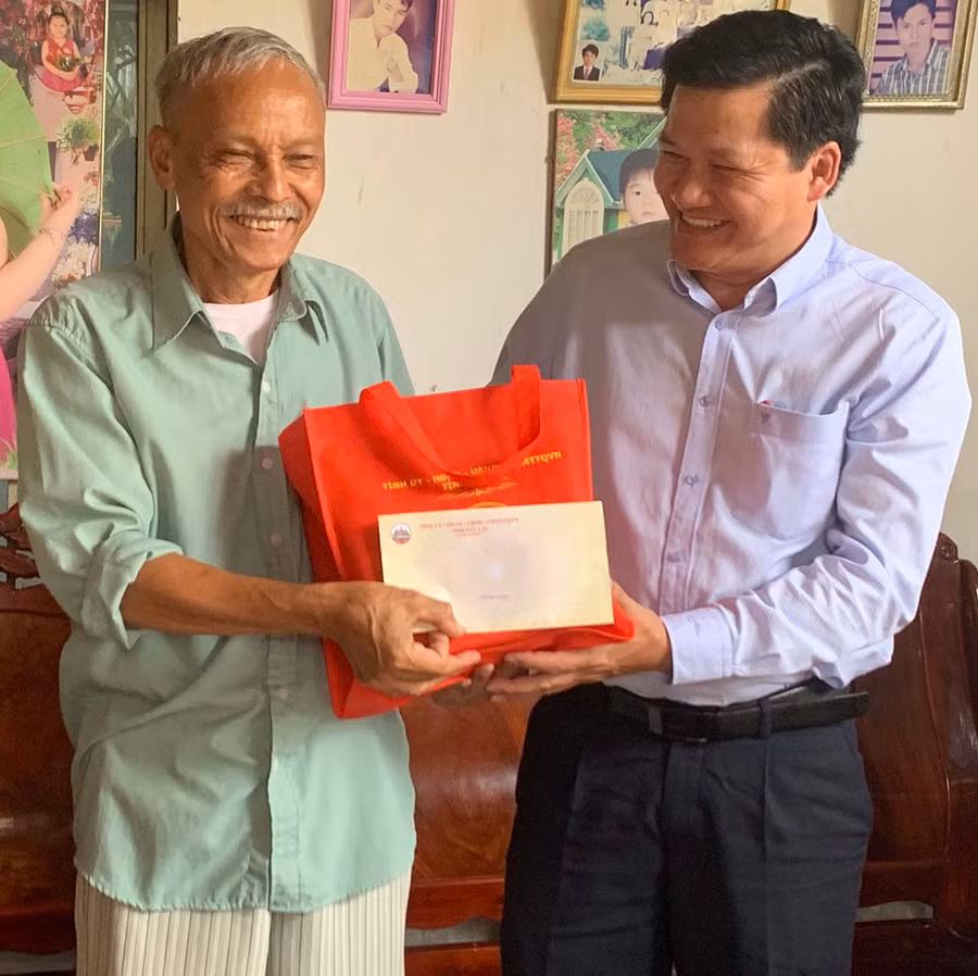  Phó Chủ tịch Thường trực HĐND tỉnh Trương Văn Đạt đến thăm, tặng quà bệnh binh Đặng Văn Thế (thôn 1, xã Pờ Tó). Ảnh: Vũ Chi