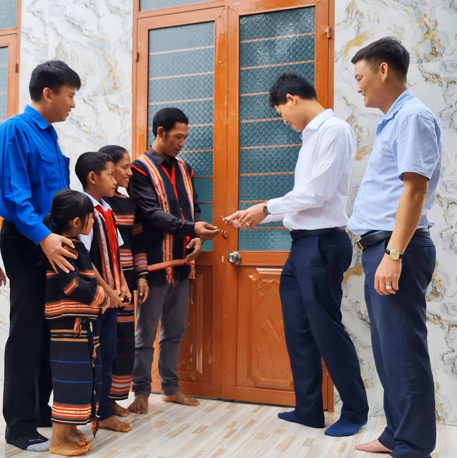 Thành Đoàn Pleiku phối hợp Công ty Bảo hiểm BIDV Bắc Tây Nguyên trao tặng nhà Khăn quàng đỏ cho em Rơ Lan Thác lên lớp 7, Trường THCS Lương Thế Vinh, xã Chư Á. Ảnh: Phan Lài