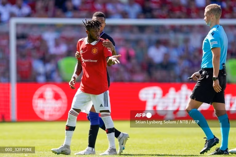 Fred bị đuổi khỏi sân sau tình huống phạm lỗi thô bạo với Morata. Ảnh: AFP