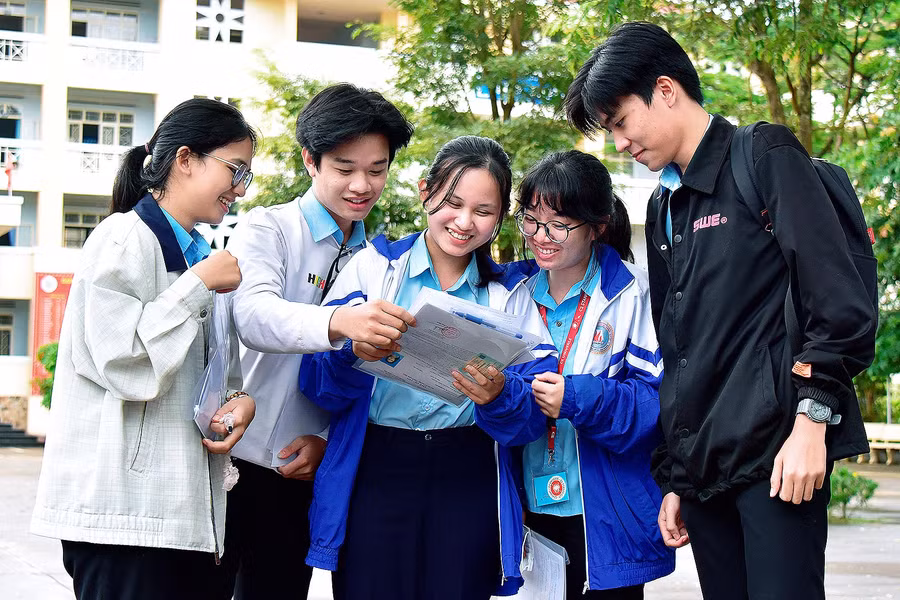 Các thí sinh tự tin sau khi kết thúc môn thi đàu tiên. Ảnh: Đức Thụy