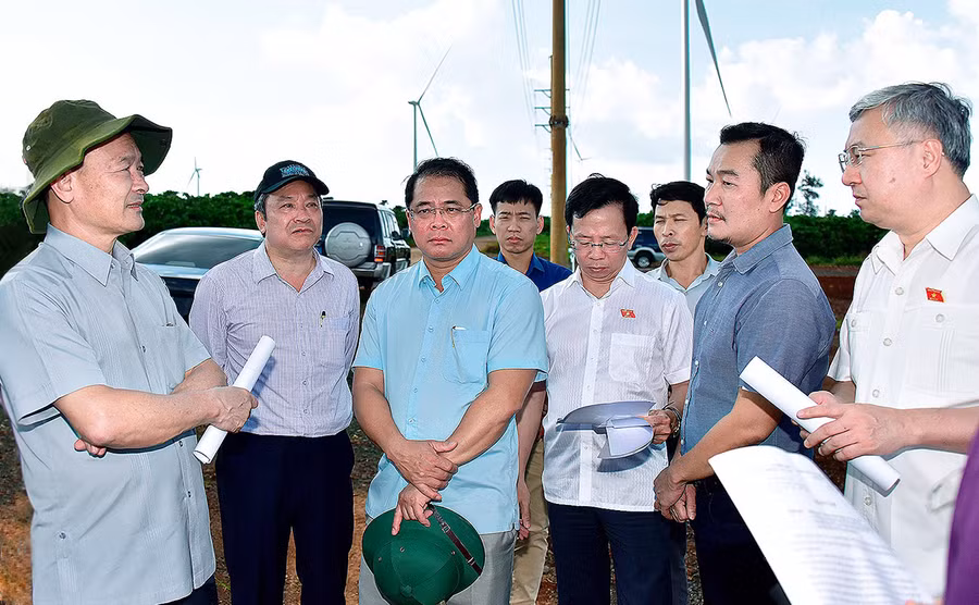 Đoàn giám sát cũng đã đi khảo sát thực tế một dự án điện gió trên địa bàn. Ảnh: Đức Thụy