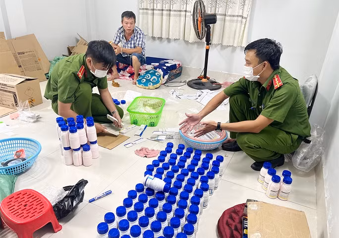  Lực lượng công an kiểm đếm số thuốc bảo vệ thực vật giả tại nơi Giác thuê ở