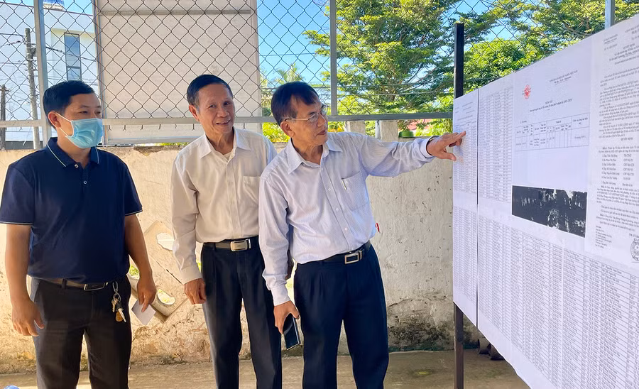  Các cử tri hết sức trách nhiệm trong việc lựa chọn người đủ năng lực, uy tín để bầu làm trưởng thôn, tổ trưởng tổ dân phố nhiệm kỳ 2022-2025. Ảnh: Lam Nguyên