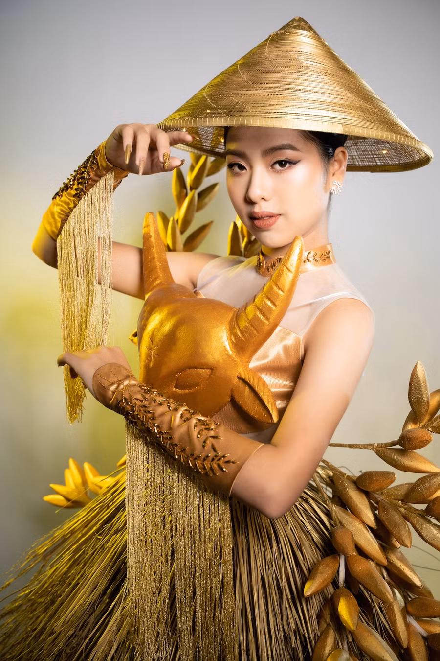 Cận cảnh bộ trang phục dân tộc của Ngô Ngọc Gia Hân. Ảnh: NVCC