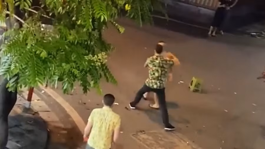 Sau nhiều lần bị tấn công bằng chai bia và bàn ghế, người khách ngoại quốc này đã đáp trả bằng vài cú đấm. Ảnh nguồn baotintuc.vn
