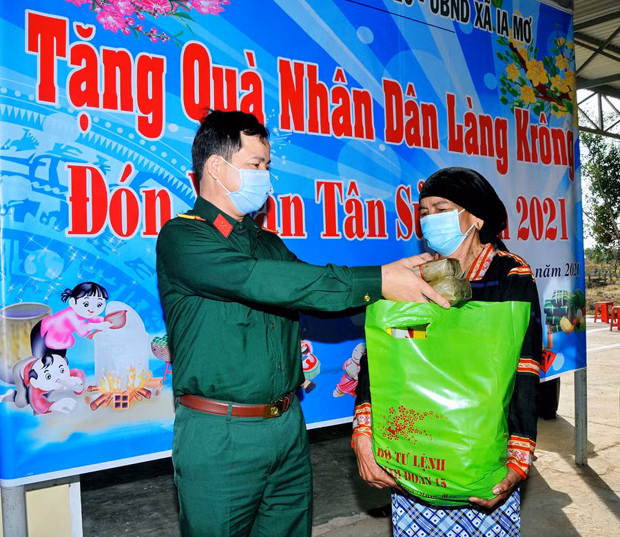 Lãnh đạo Trung đoàn Kinh tế-Quốc phòng 710 tặng quà cho người dân. Ảnh: Vĩnh Hoàng