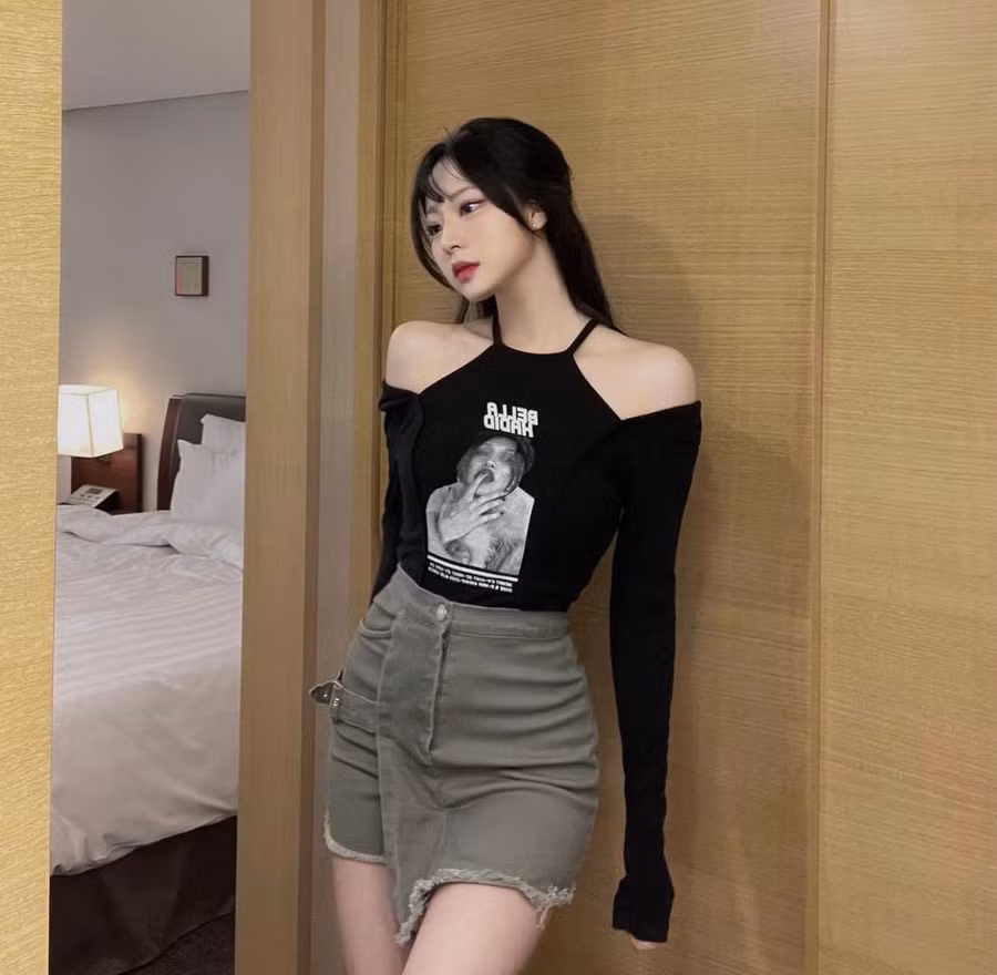 Nếu yêu thích sự nhẹ nhàng, thướt tha thì váy, áo cổ yếm in hoa mang chất liệu mỏng nhẹ như: Tơ, voan, lụa… chắc chắn là sự lựa chọn số 1 cho những cô nàng bánh bèo, điệu đà. Còn bạn là người cá tính, mạnh mẽ thì hãy mix chúng cùng quần jeans là chuẩn bài.