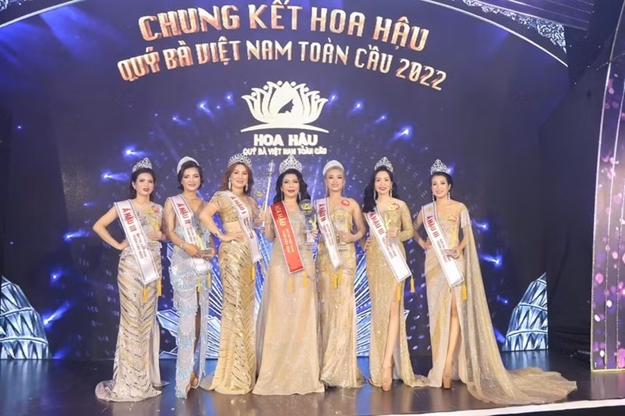 Một cuộc thi với 1 hoa hậu và 6 á hậu đăng quang; 2 tháng sau đó bị tố mua bán giải với cả tỉ đồng. Ảnh: DY PV