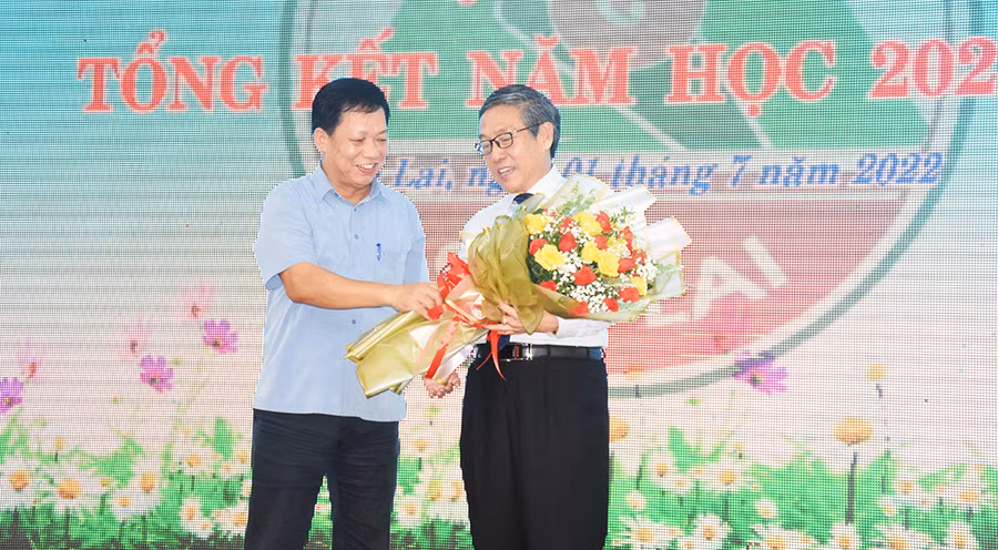 Phó Vụ trưởng Vụ Thi đua-Khen thưởng Nguyễn Đăng Hợp tặng hoa cho Sở GD-ĐT Gia Lai-Cụm trưởng Cụm thi đua số 3 năm học 2021-2022. Ảnh: Trần Dung