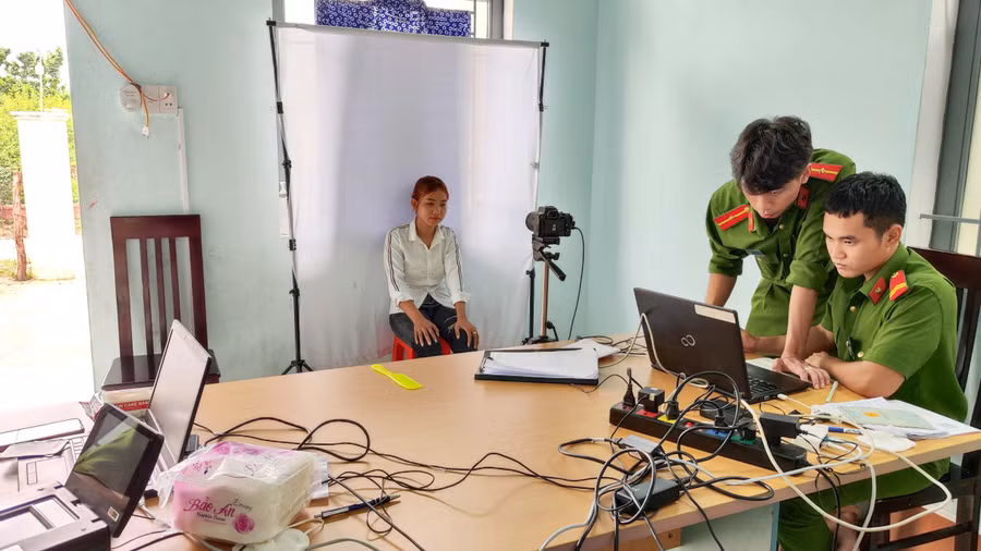 Cán bộ Công an huyện Ia Pa xuống cơ sở làm thủ tục cấp thẻ CCCD gắn chip cho người dân. Ảnh: Hoàng Hiền