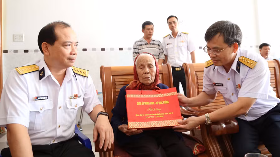 Đại diện lãnh đạo Tổng Công ty Tân Cảng Sài Gòn thăm, tặng quà Mẹ VNAH Lê Thị Hàng (thị xã An Khê). Ảnh: Anh Huy