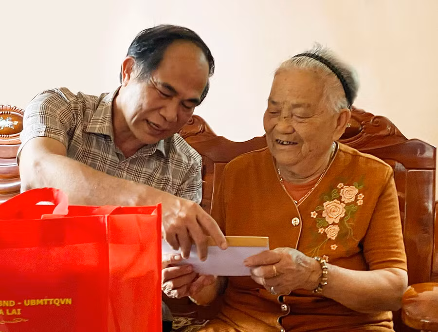 Bà Nguyễn Thị Mão (vợ liệt sĩ Phạm Đình Hồng; tổ 6, thị trấn Kon Dơng, huyện Mang Yang) đón nhận phần quà tri ân từ Chủ tịch UBND tỉnh Võ Ngọc Thành. Ảnh: Mộc Trà Bà Nguyễn Thị Mão (vợ liệt sĩ Phạm Đình Hồng; tổ 6, thị trấn Kon Dơng, huyện Mang Yang) đón nhận phần quà tri ân từ Chủ tịch UBND tỉnh Võ Ngọc Thành